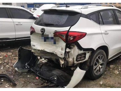 17年比亚迪宋小型车
