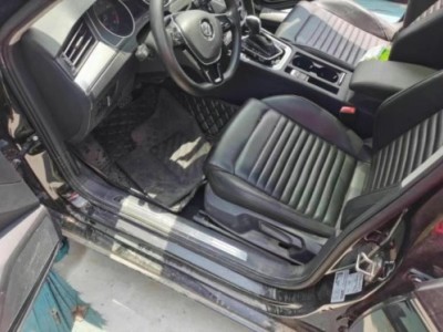 17年大众迈腾小型车