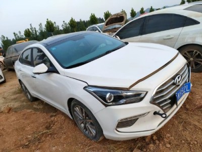 19年现代名图小型车