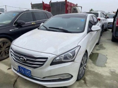 15年现代名图小型车