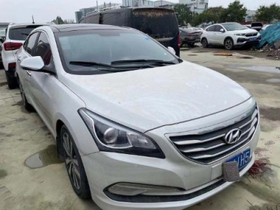 15年现代名图小型车