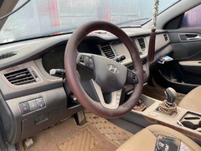 15年现代名图小型车