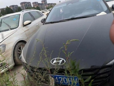 21年现代伊兰特小型车