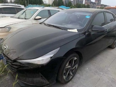 21年现代伊兰特小型车