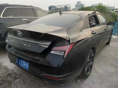 21年现代伊兰特小型车