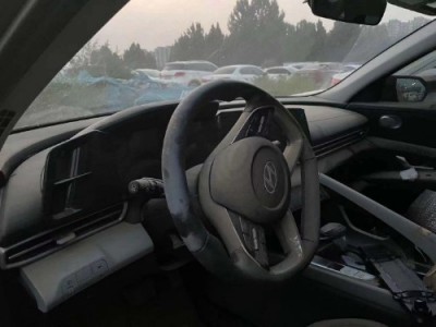 21年现代伊兰特小型车