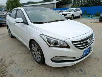 16年现代名图小型车