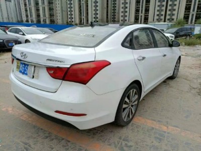 16年现代名图小型车