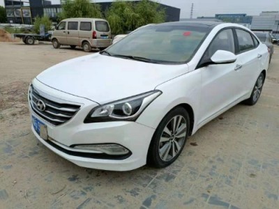 16年现代名图小型车