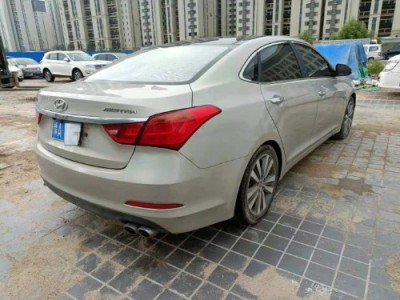 14年现代名图小型车