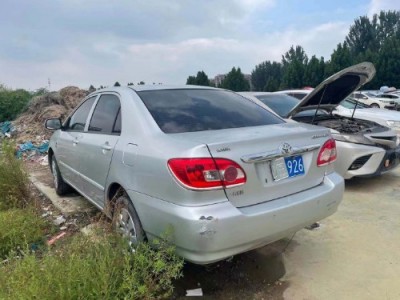 年丰田花冠小型车