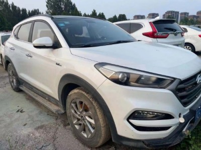 17年现代途胜小型车