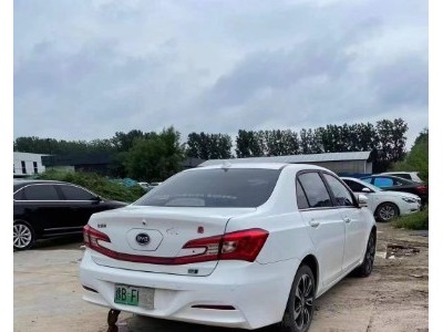 15年比亚迪秦小型车