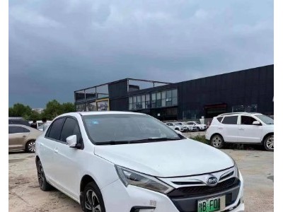 15年比亚迪秦小型车
