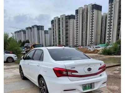 15年比亚迪秦小型车