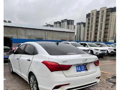 18年现代名图小型车