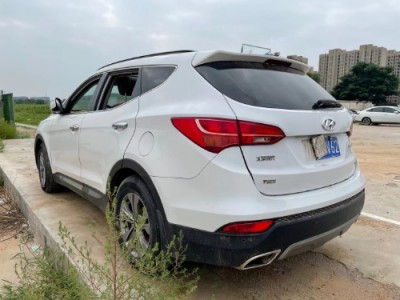 16年现代胜达小型车