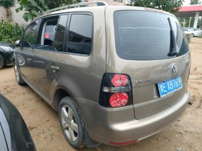 16年大众途安小型车