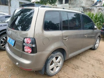 16年大众途安小型车