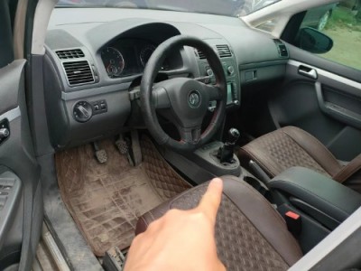 16年大众途安小型车
