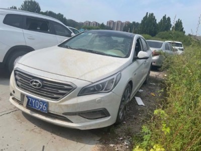 16年现代索纳塔小型车