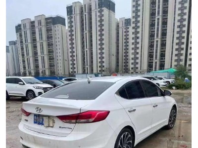 20年现代领动小型车