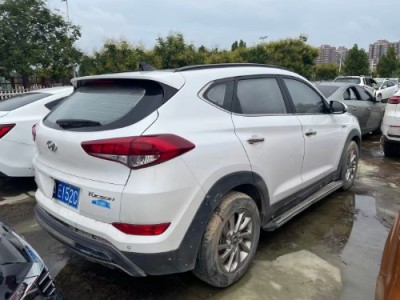 17年现代途胜小型车