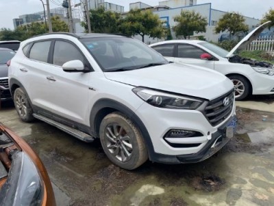 17年现代途胜小型车