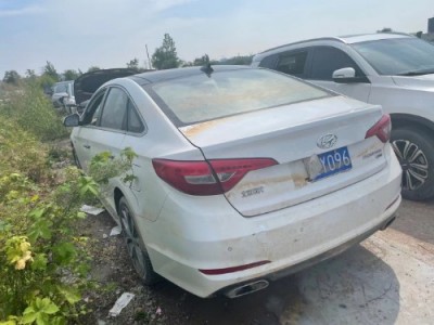 16年现代索纳塔小型车