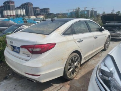 16年现代索纳塔小型车