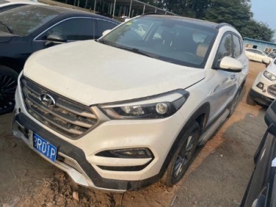 16年现代途胜小型车