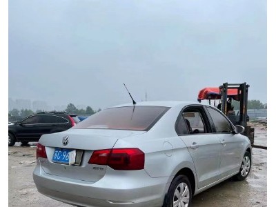 16年大众捷达小型车