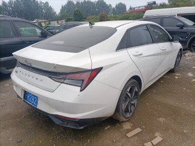 21年现代伊兰特小型车
