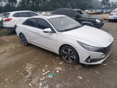 21年现代伊兰特小型车