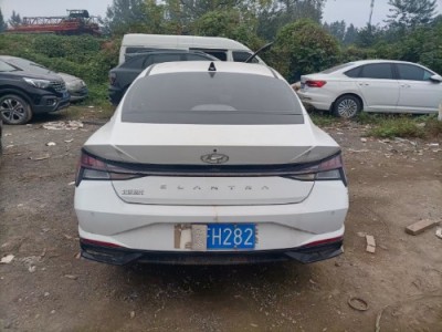 21年现代伊兰特小型车