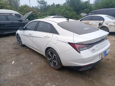 21年现代伊兰特小型车