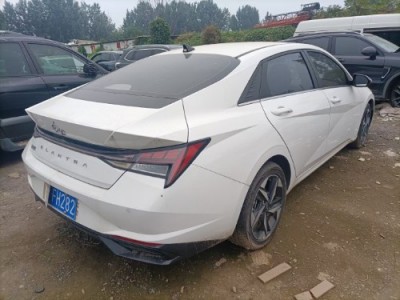 21年现代伊兰特小型车