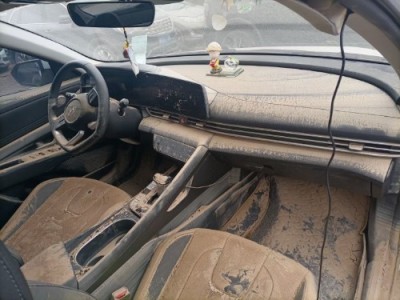 21年现代伊兰特小型车