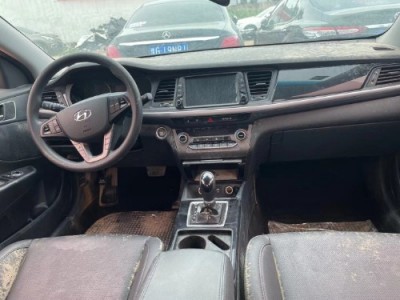 19年现代名图小型车