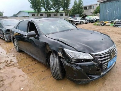 18年丰田皇冠小型车