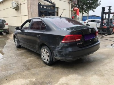 14年大众桑塔纳小型车