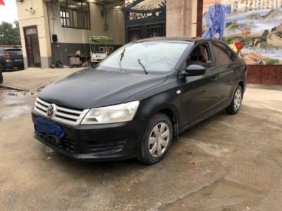 14年大众桑塔纳小型车