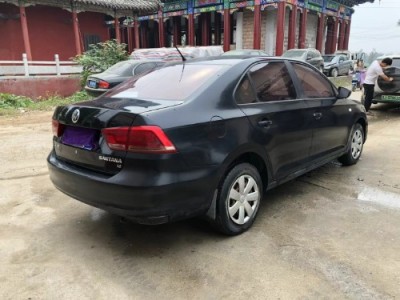 14年大众桑塔纳小型车