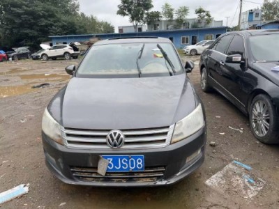 13年大众桑塔纳小型车