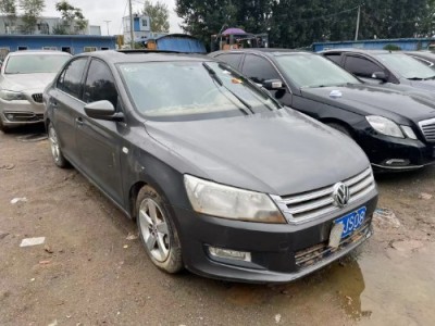 13年大众桑塔纳小型车