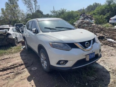 16年日产奇骏小型车