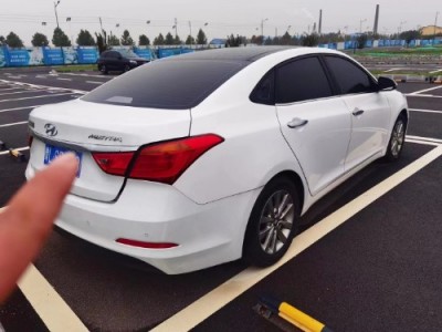 15年现代名图小型车