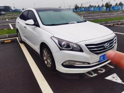 15年现代名图小型车