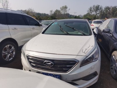 年现代索纳塔小型车
