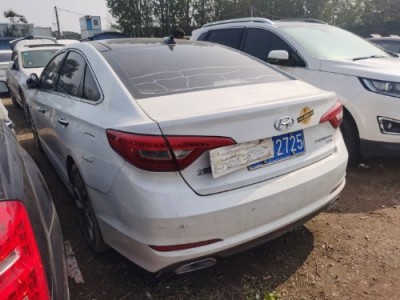 年现代索纳塔小型车